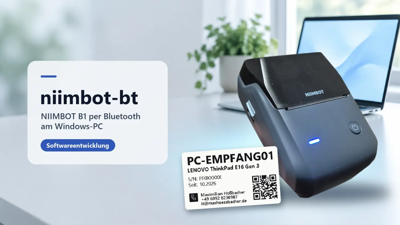 NIIMBOT B1 Etikettendrucker auf dem Schreibtisch, daneben ein per Bluetooth gedrucktes Hardware-Etikett mit Gerätename, Seriennummer und QR-Code